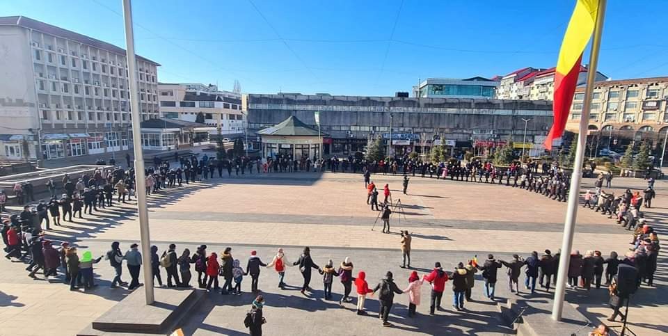  De Ziua Unirii, dâmbovițenii și-au dat mână cu mână  în Piața Tricolorului din municipiul Târgoviște
