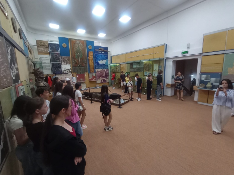 ELEVII DIN RAIONUL IALOVENI, ÎN VIZITĂ LA MUZEELE DIN TÂRGOVIȘTE
