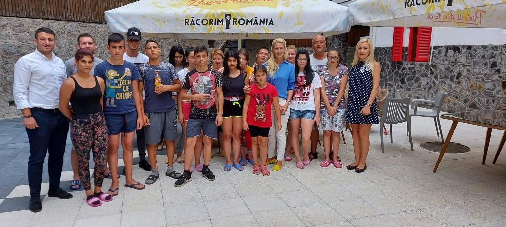  Vacanță pentru 20 de adolescenți din cadrul Complexului de Servicii Sociale „Floare-de-Colț” din Târgoviște